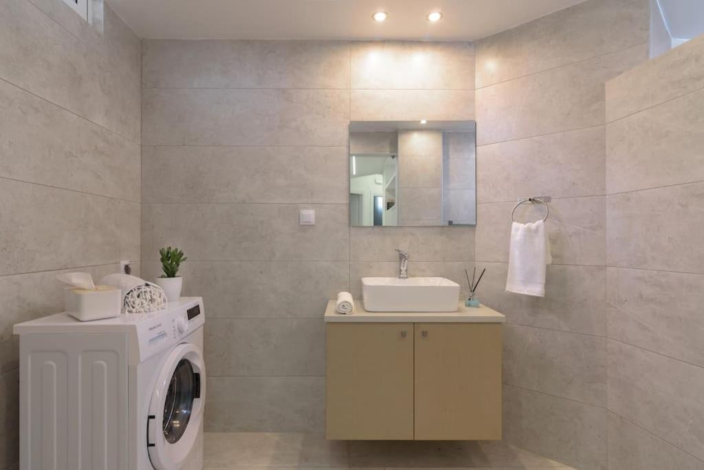 Onar Elegant Beachside
