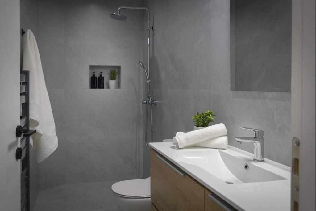 Onar Elegant Beachside Apartment *