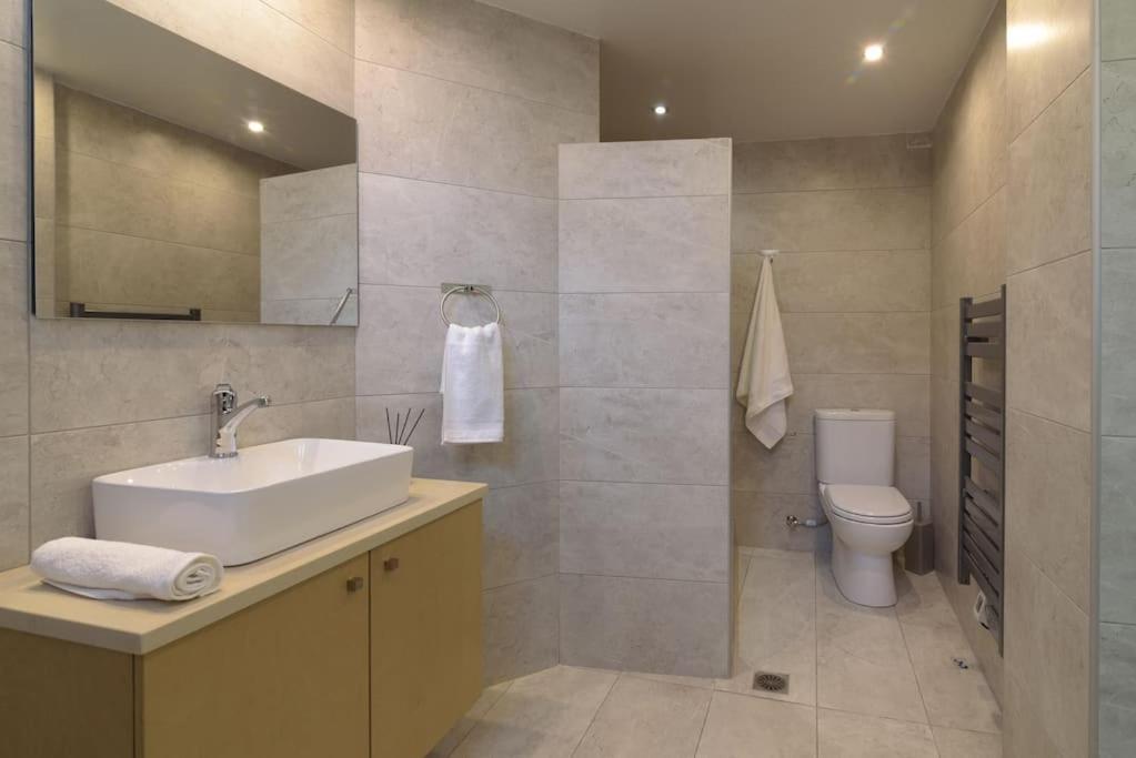 Onar Elegant Beachside