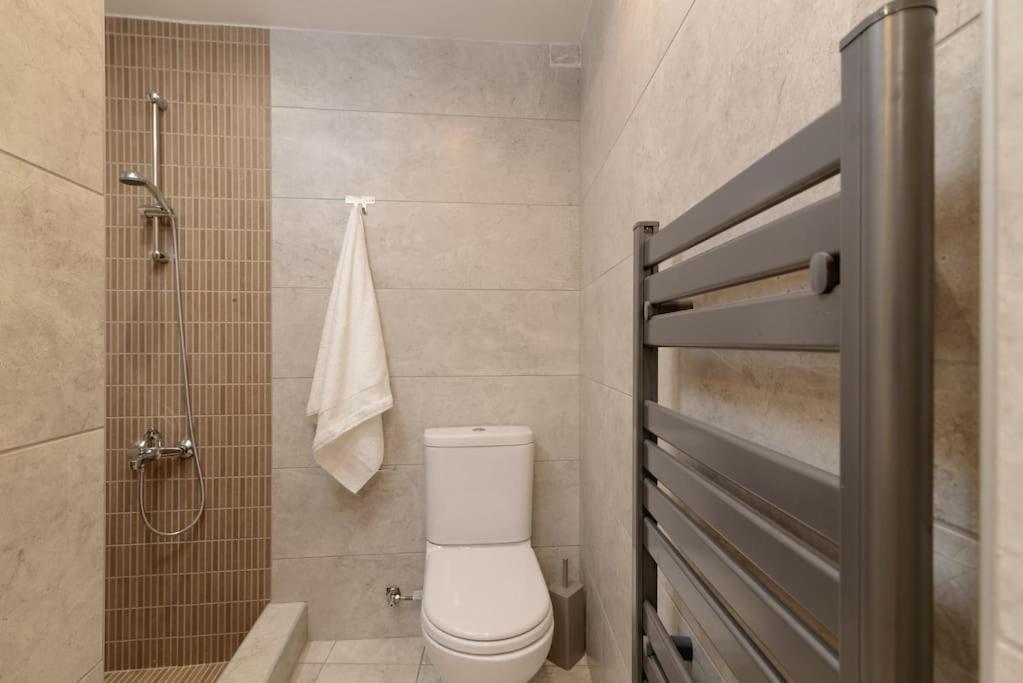 Onar Elegant Beachside Apartment